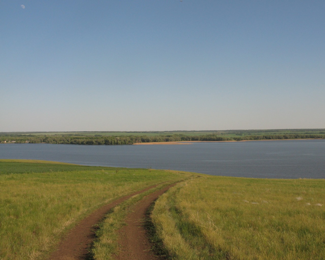 Дорога спускается к воде обои