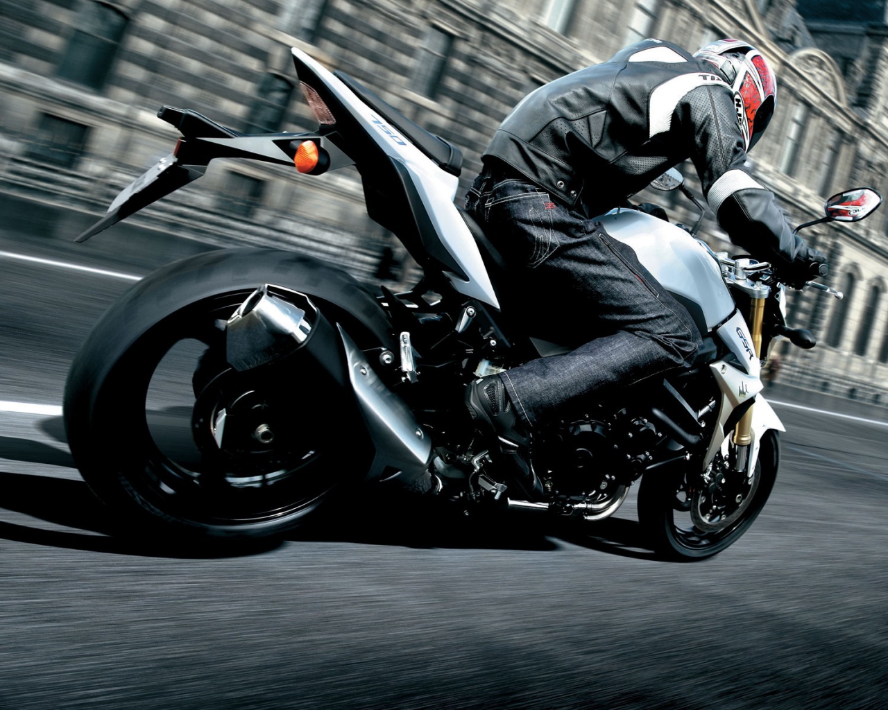 Мотоциклист мчится по городу обои