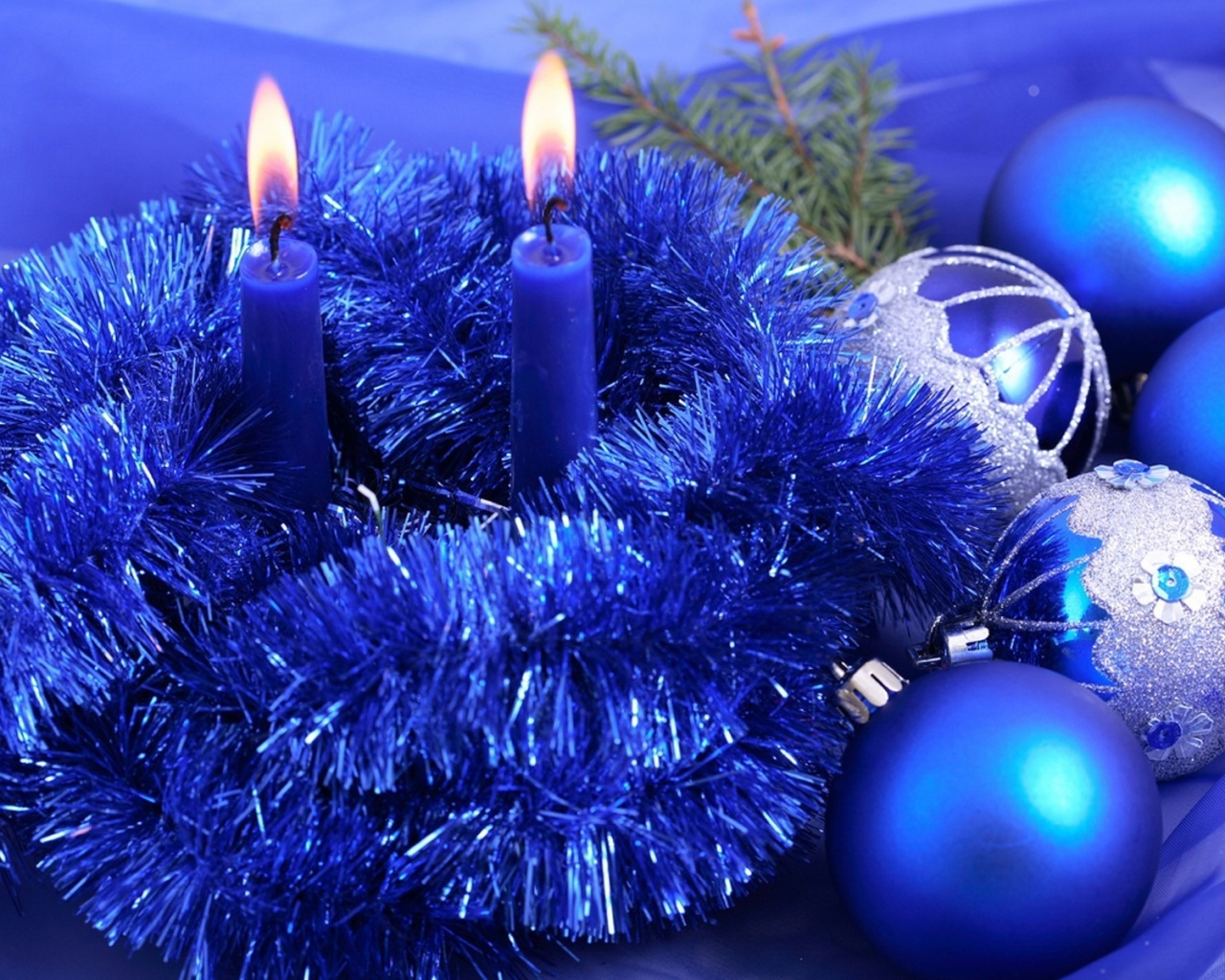 Свечки и новогодняя мишура обои