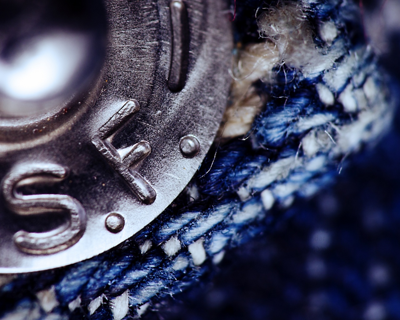 Заклепка на джинсах в макро обои