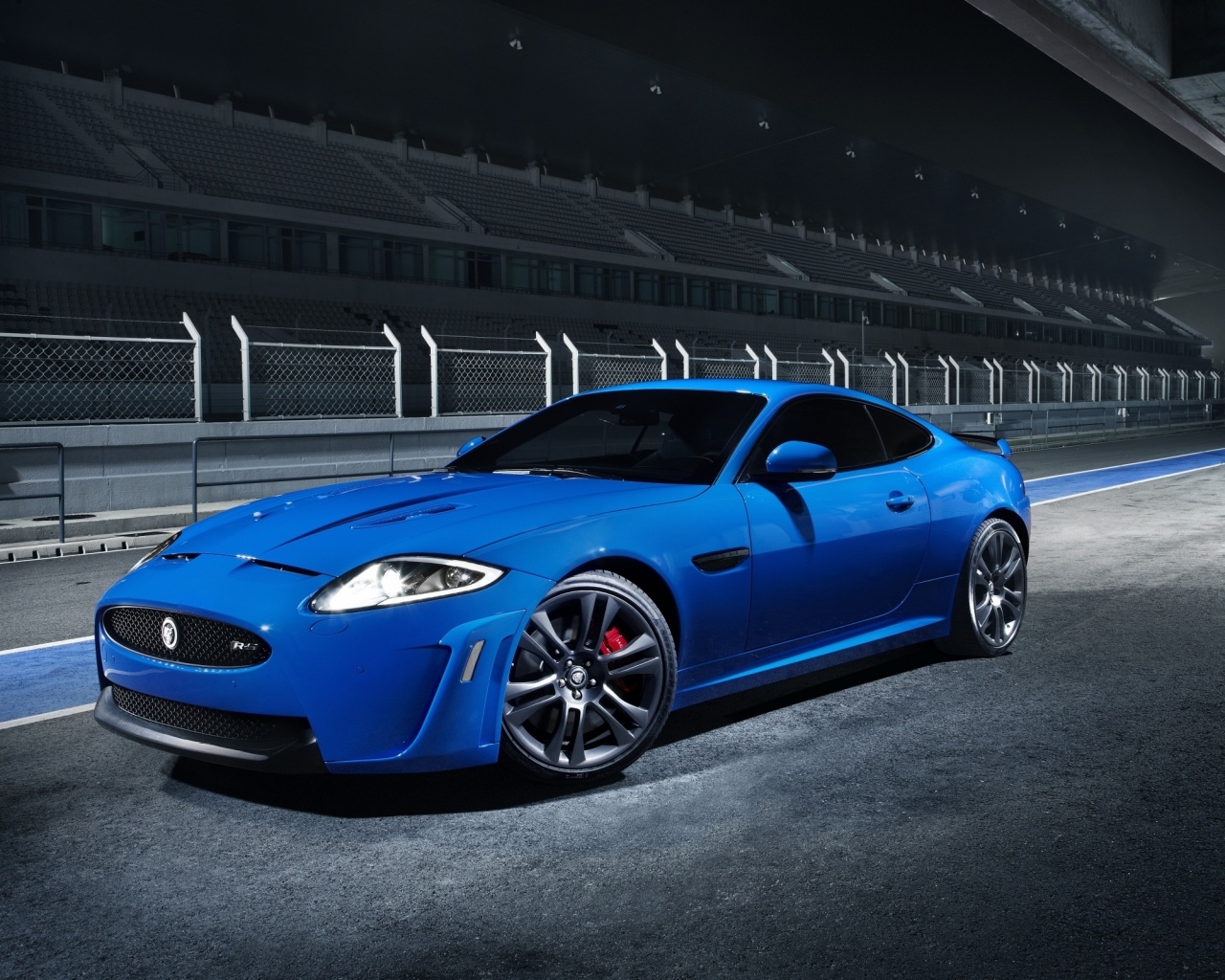 Синий спорткар на гоночном треке обои