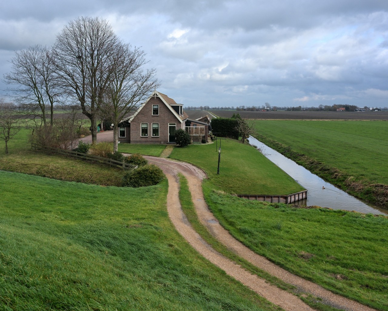 Дом в поле обои