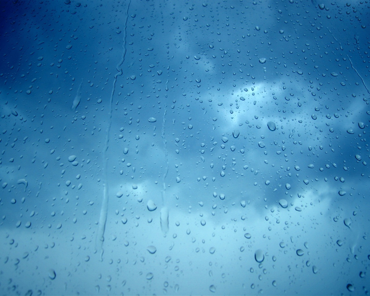 Капли на стекле обои