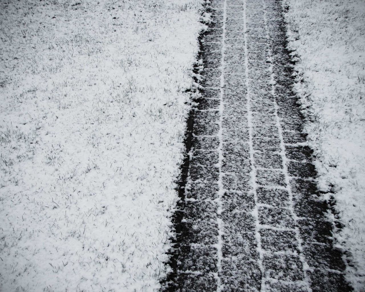 След покрышек в снегу обои