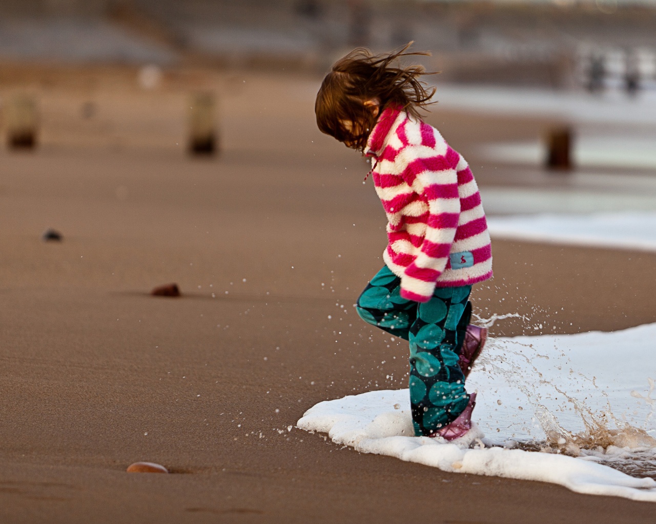 Ребенок и волна обои