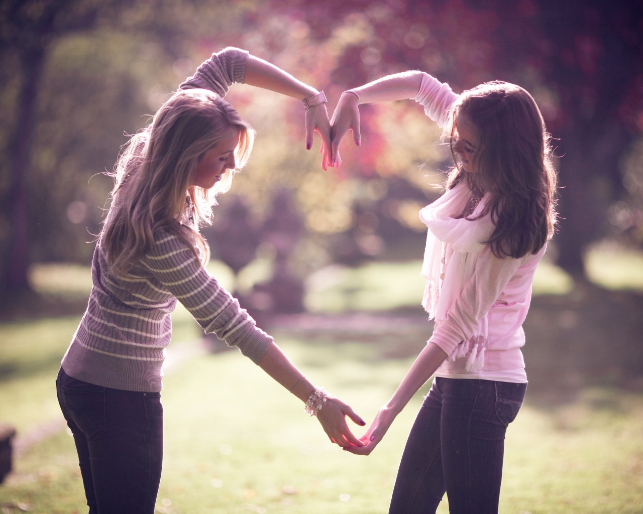 Две девушки и сердце из рук обои