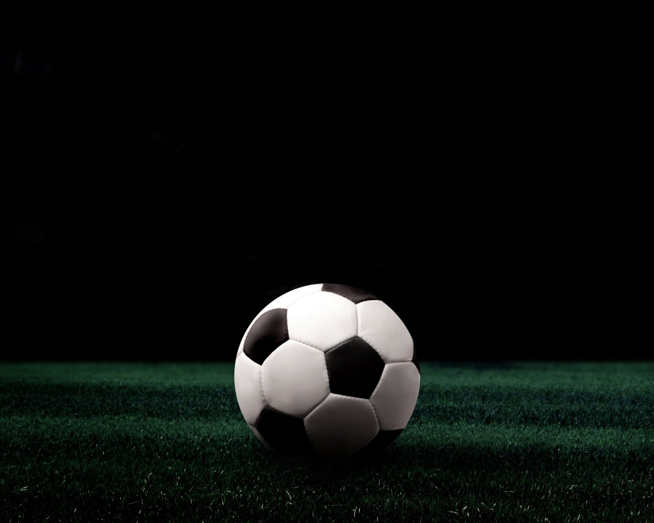 Футбольный мяч на темном поле обои
