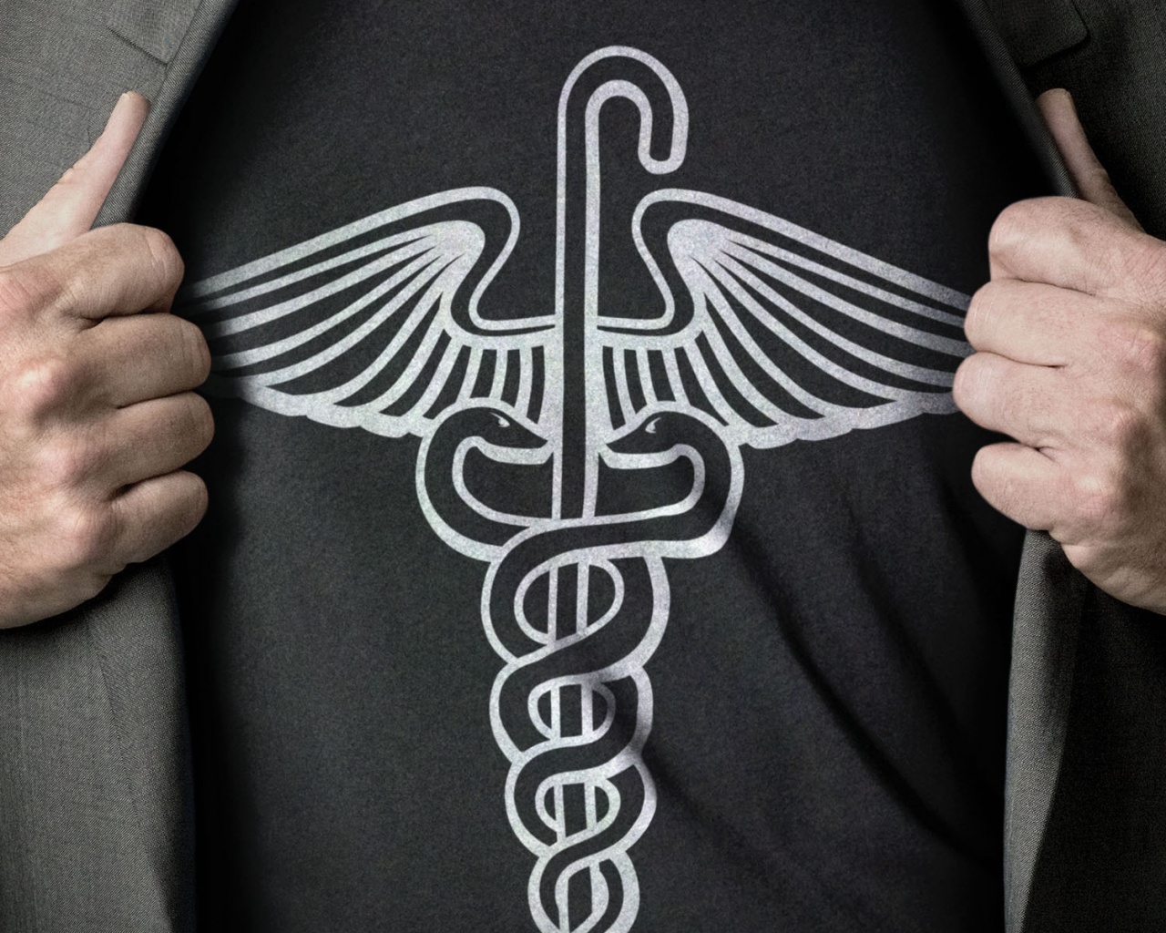 Футболка со змеями и тростью обои