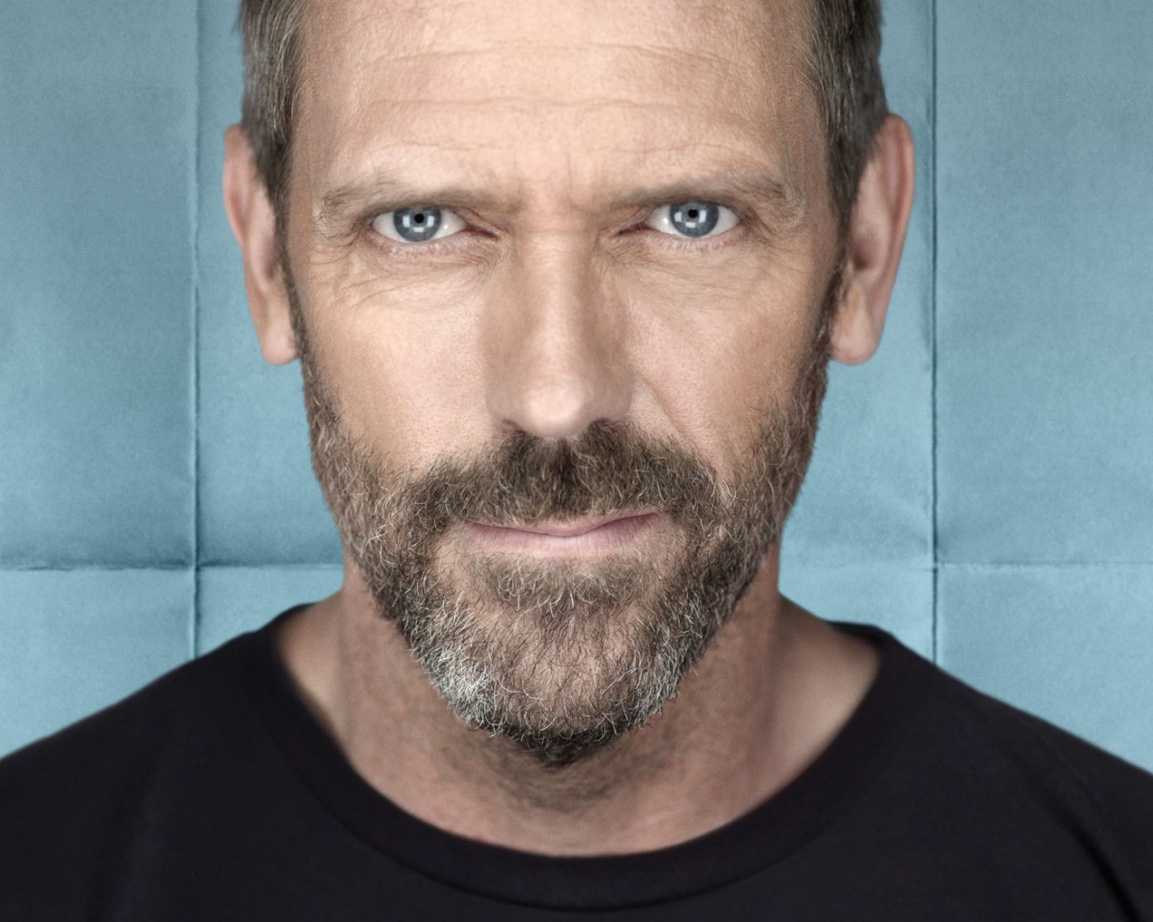 Доктор Хаус в футболке со змеями на трости обои