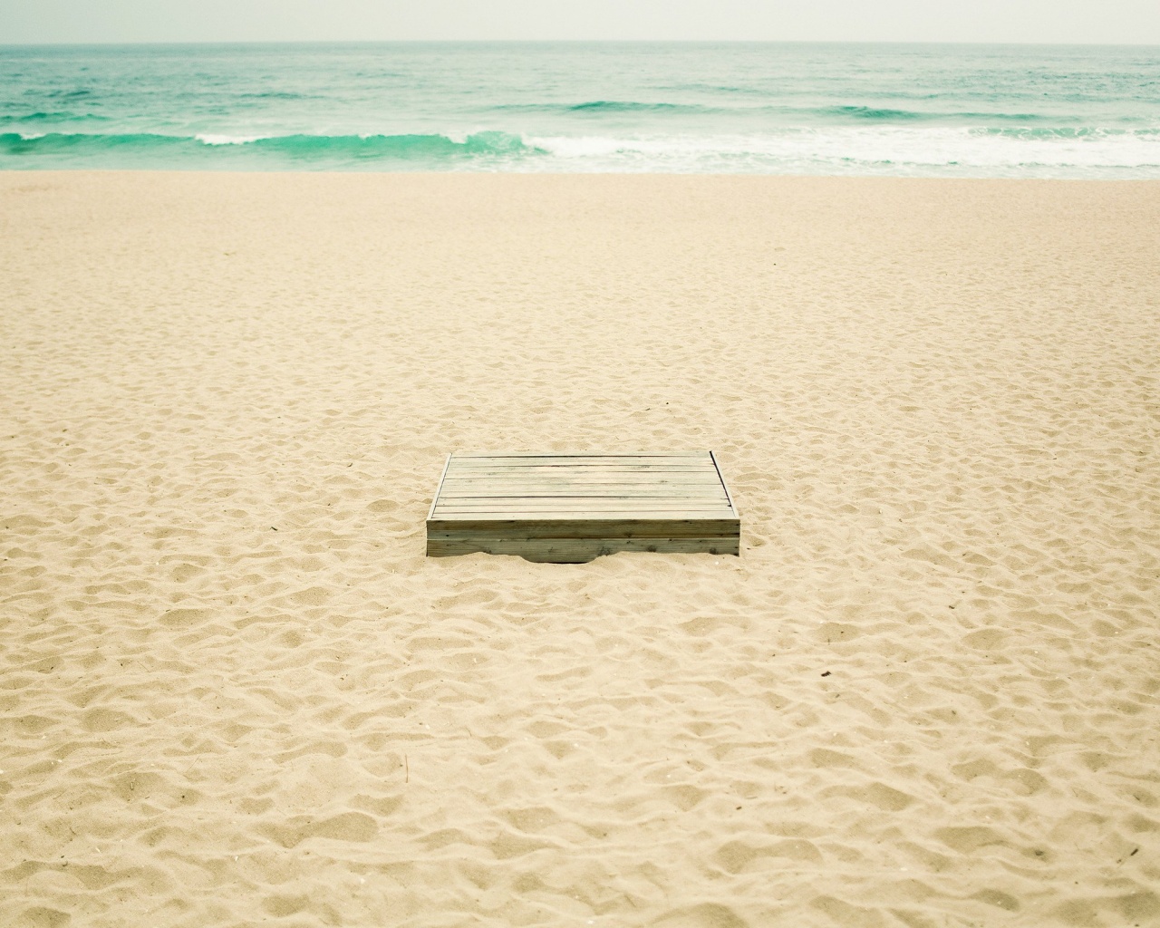 Ящик на пляже обои