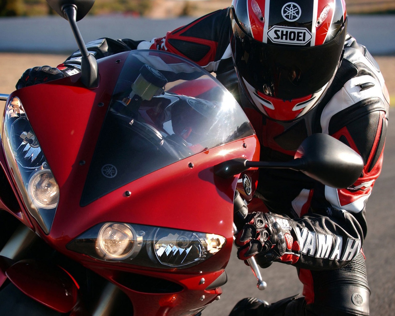 Мотоциклист на красной ямахе обои