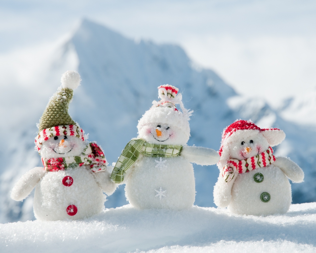 Три снеговика обои