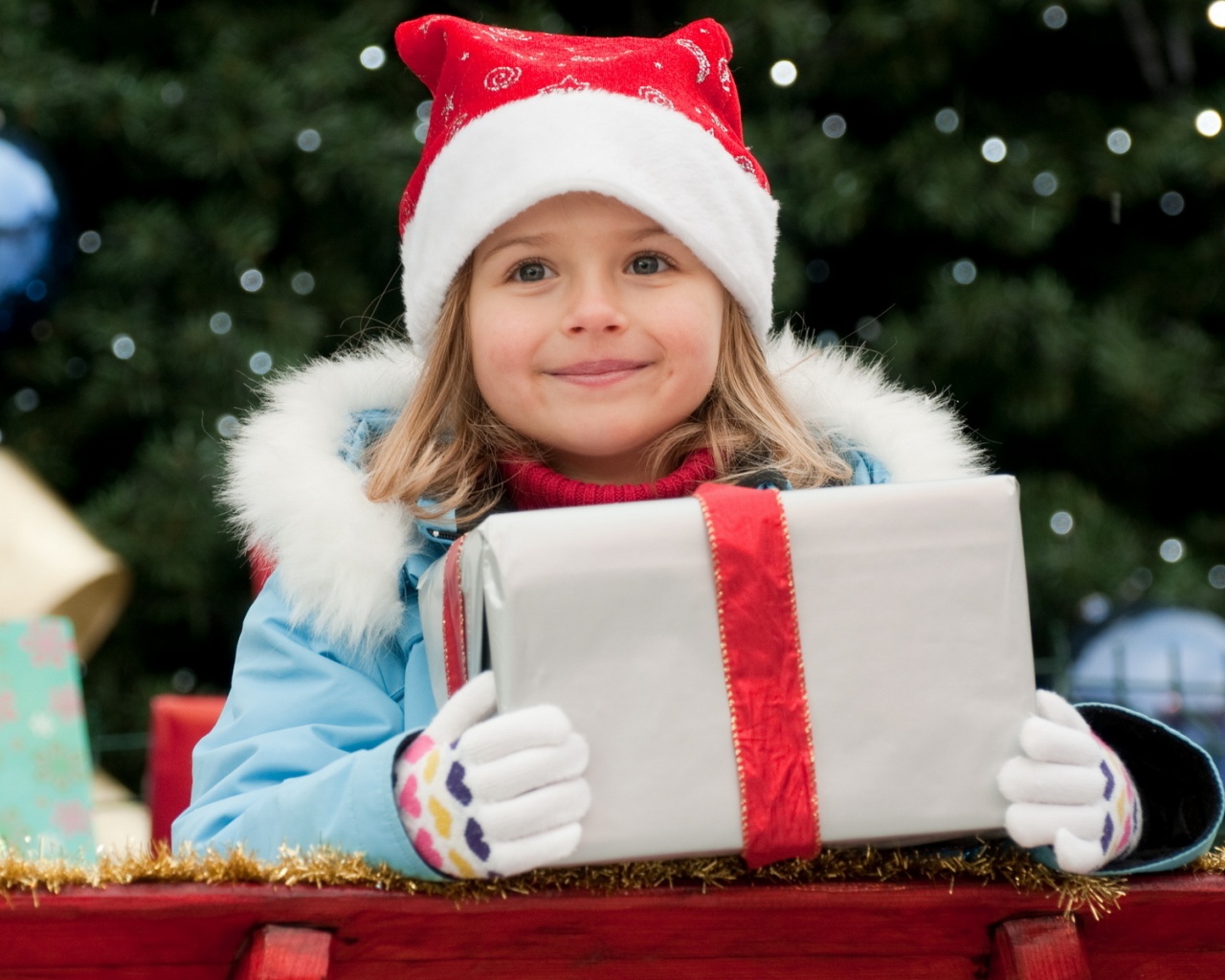 Ребенок с подарком обои