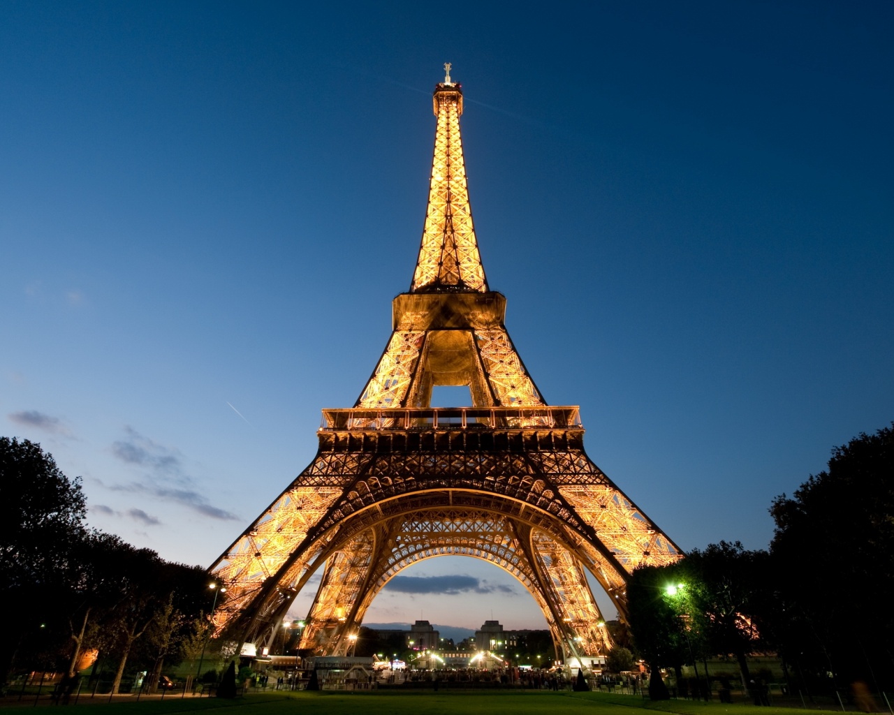 Светящаяся эйфелева башня обои