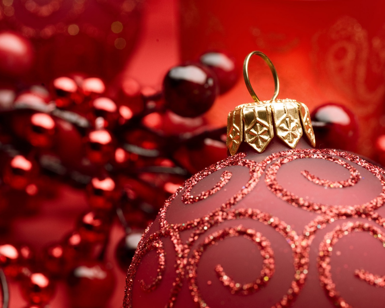 Красная ёлочная игрушка обои