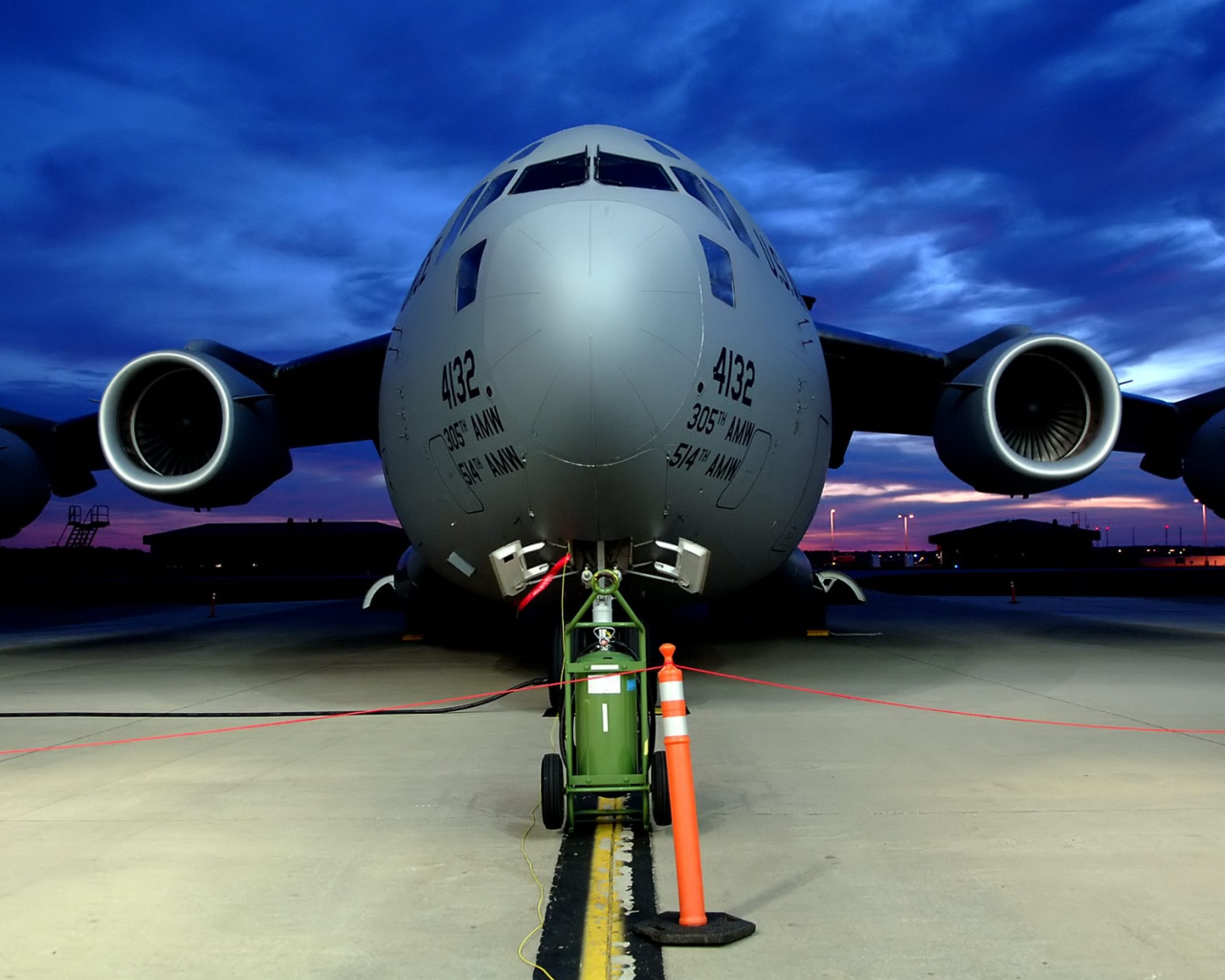 Самолет на взлетной полосе обои