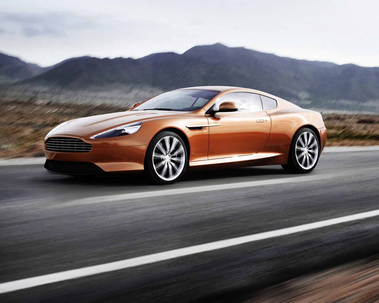 Астон Мартин на шоссе обои