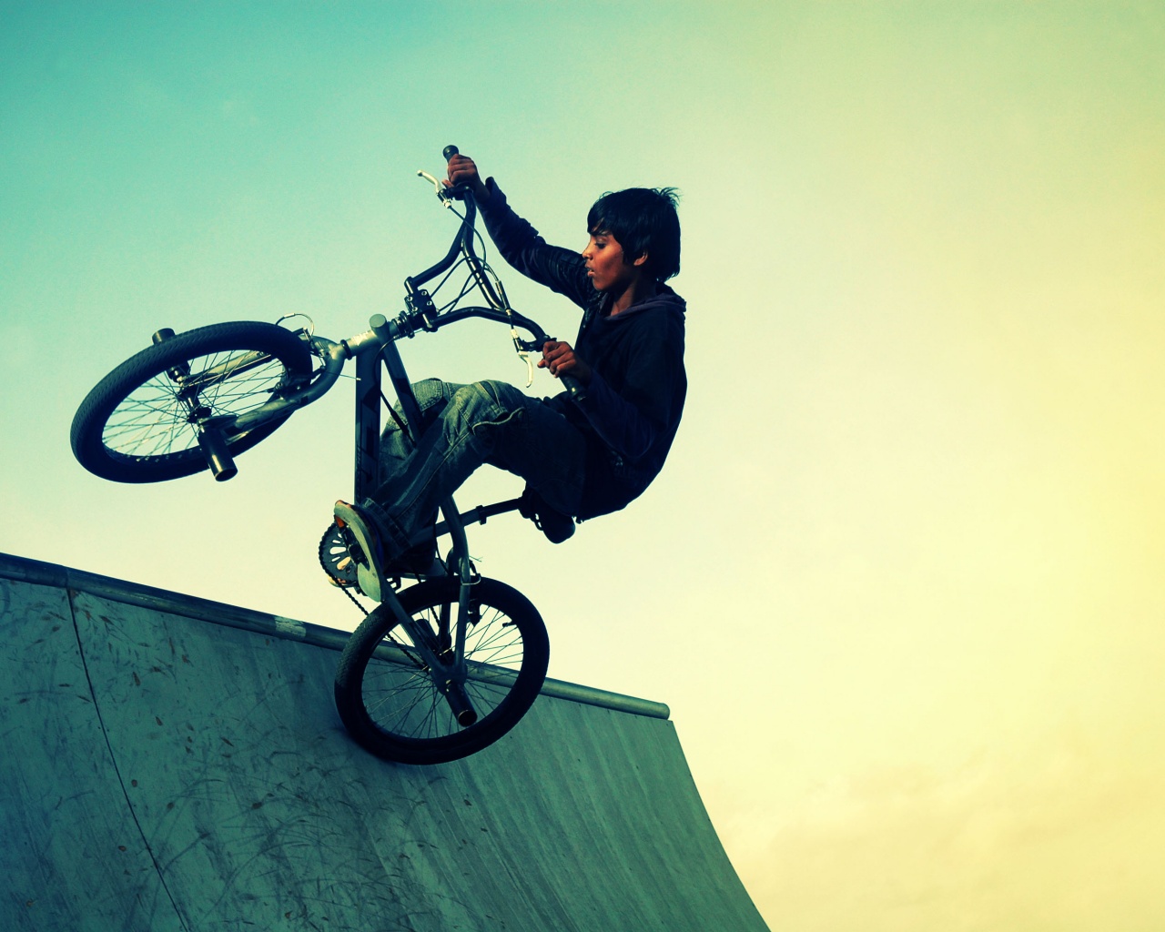 Мальчик на рампе обои