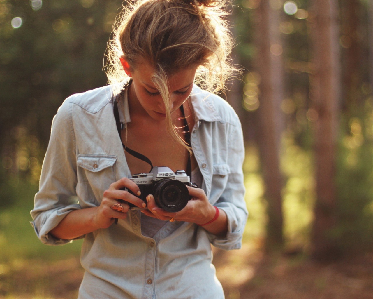 Девушка-фотограф обои