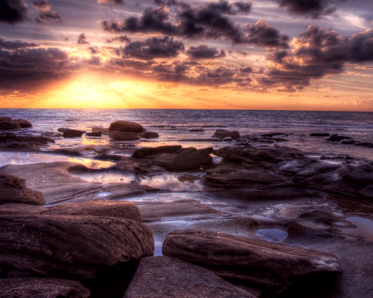 Каменистый берег на закате обои