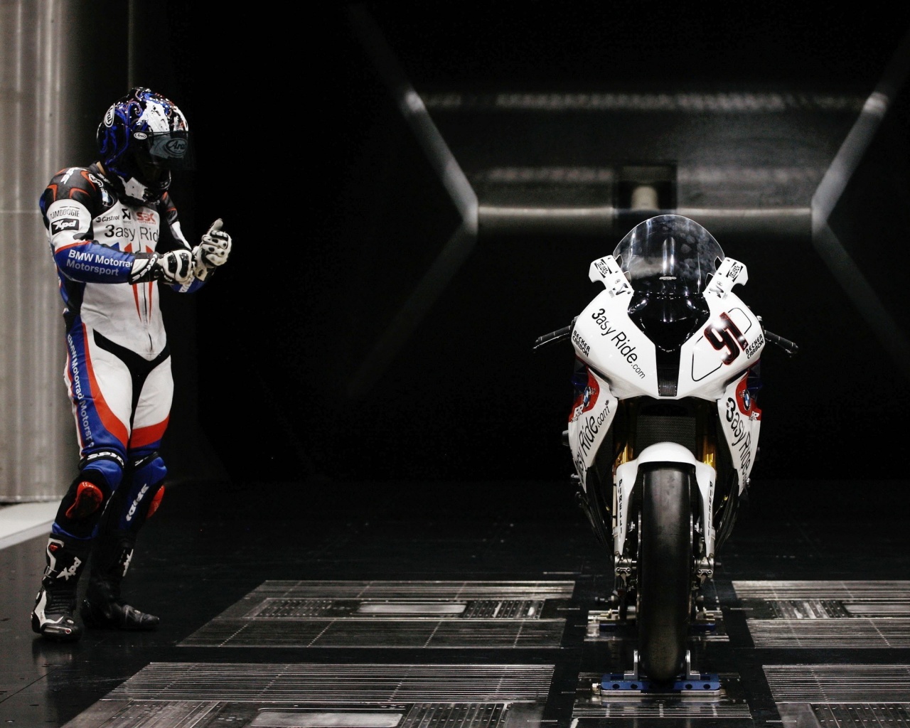 Мотоцикл на тестовом стенде обои