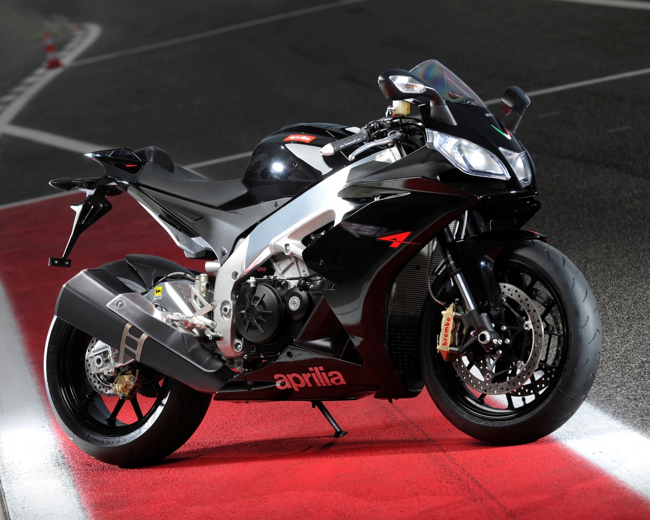 Aprilia на треке обои