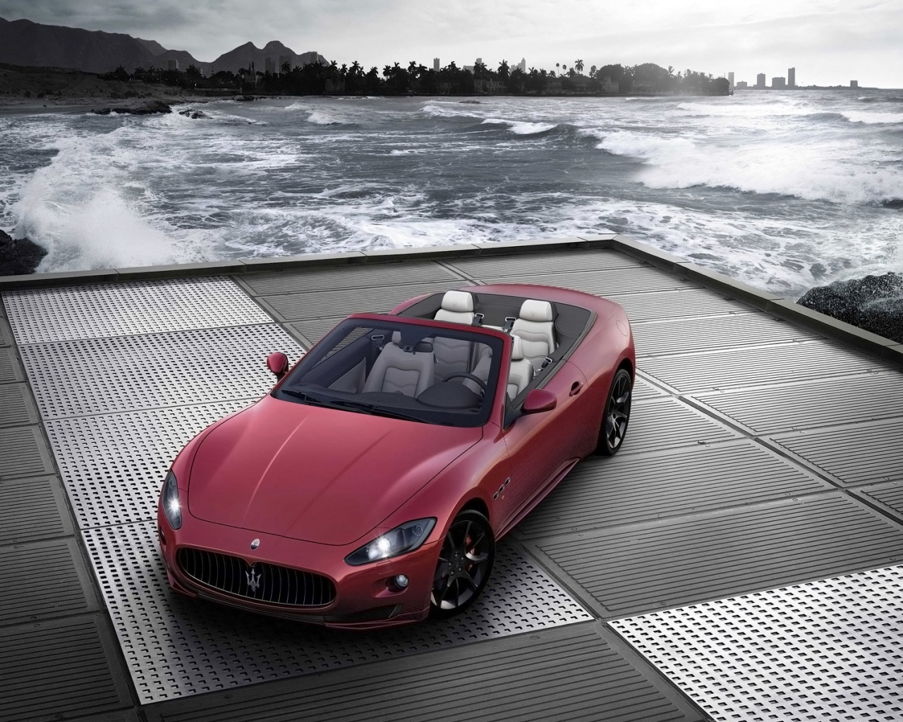 Мазерати на берегу моря обои