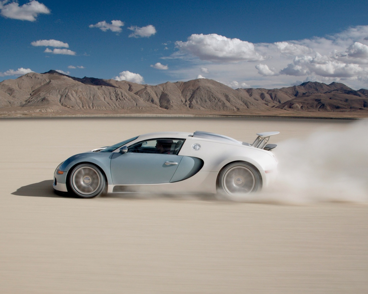 Бугатти в долине обои