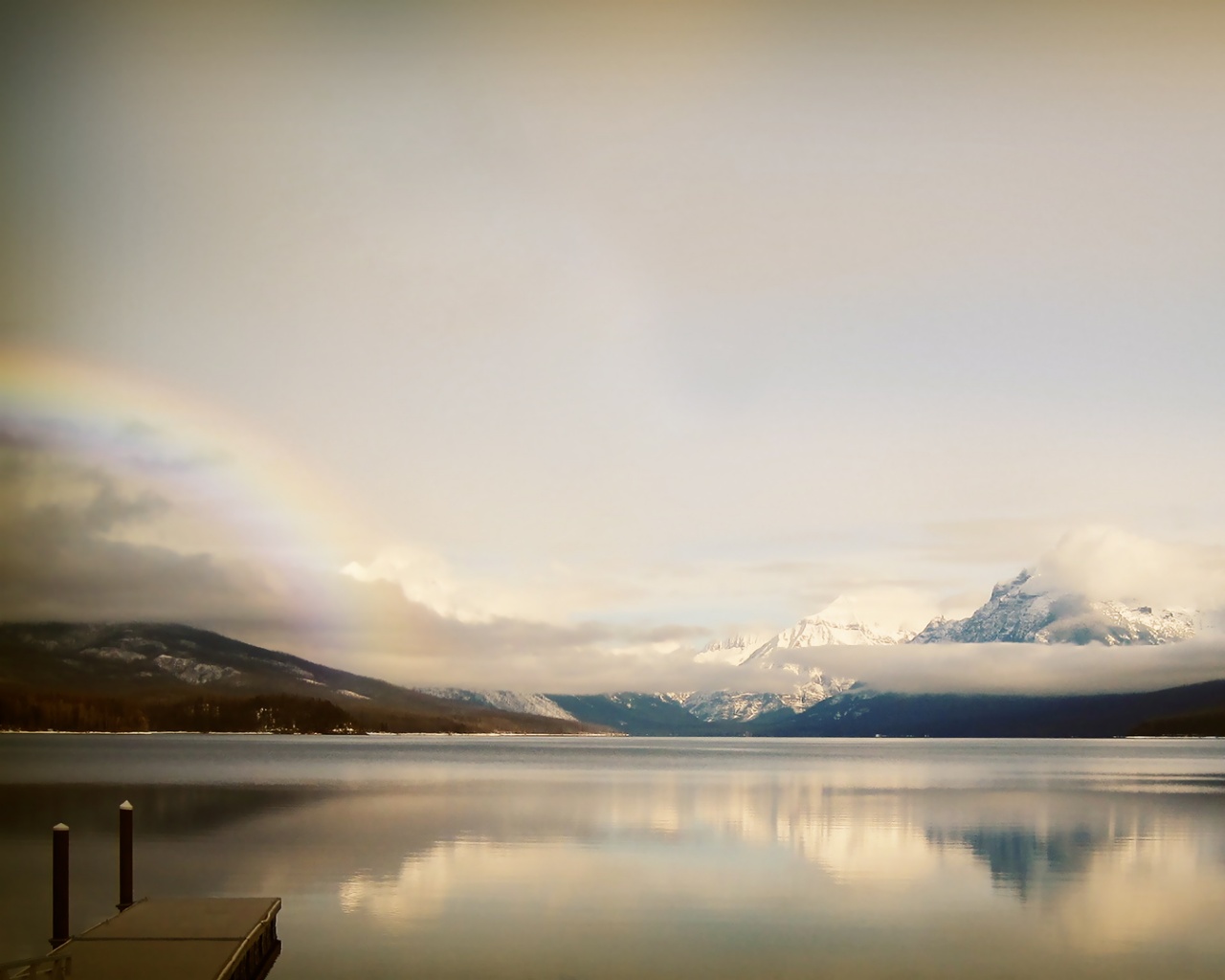 Спокойное горное озеро обои