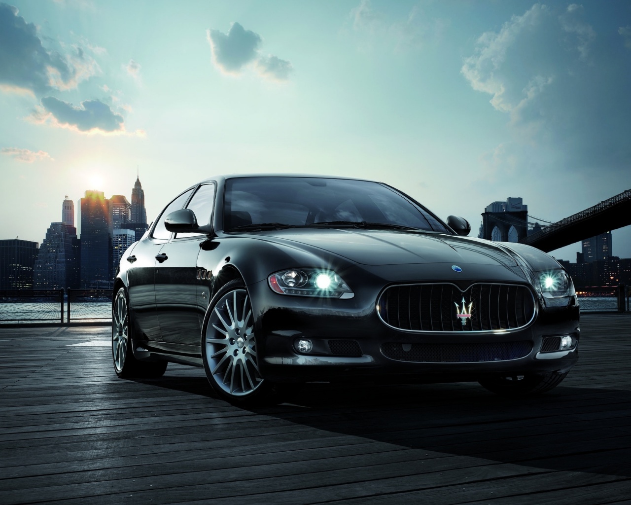 Черная мазерати на пирсе обои