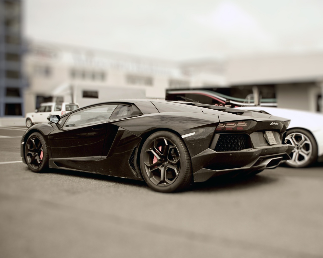 Ламборджини ревентон на парковке обои