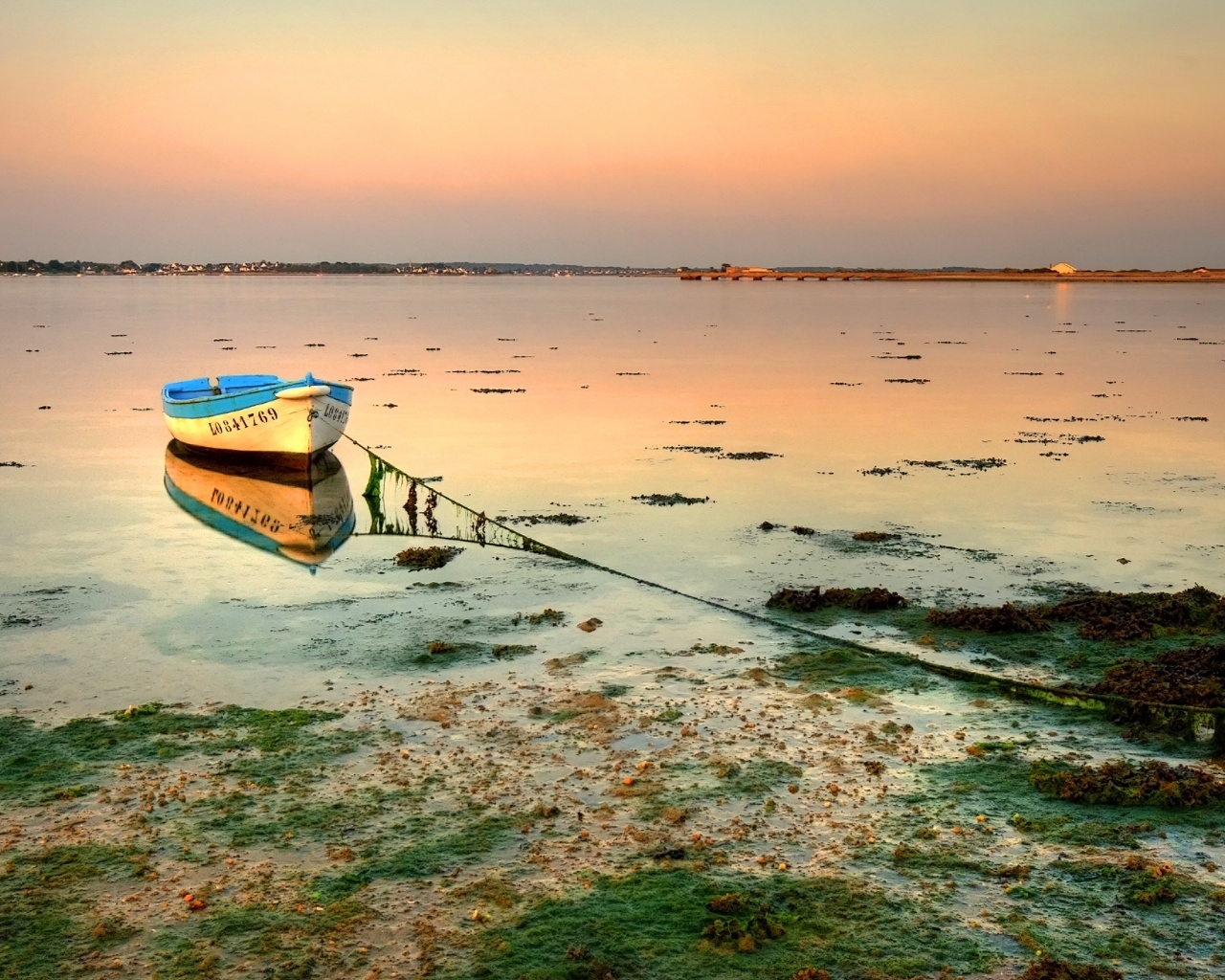 Лодка на илистом берегу обои