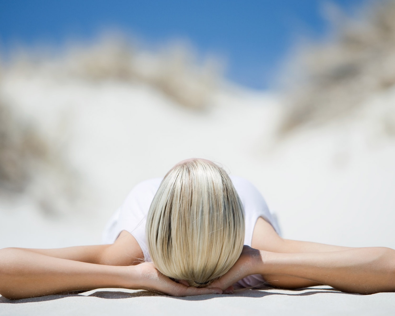 Девушка на солнце обои