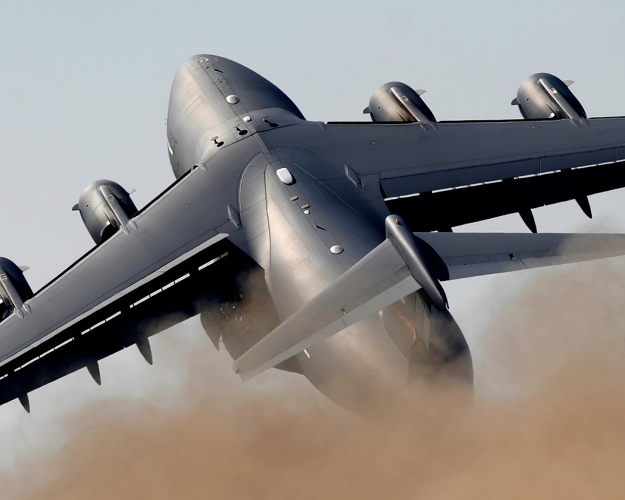 Большой грузовой самолет на взлете обои