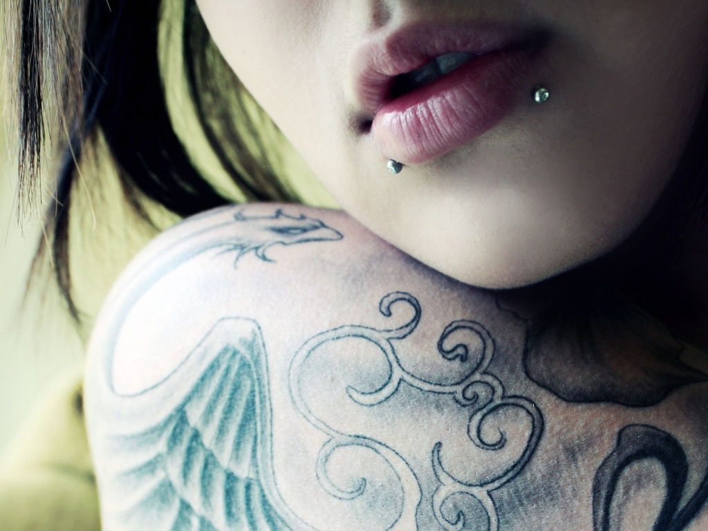 Плечо с татуировкой обои