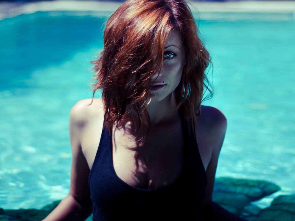Девушка рядом с бассейном обои