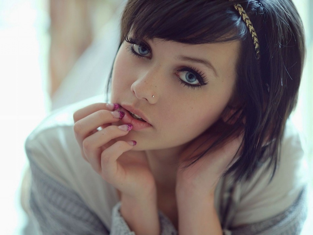 Задумчивая девушка обои