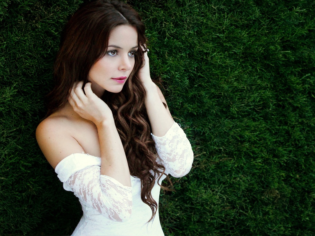 В белом платье обои