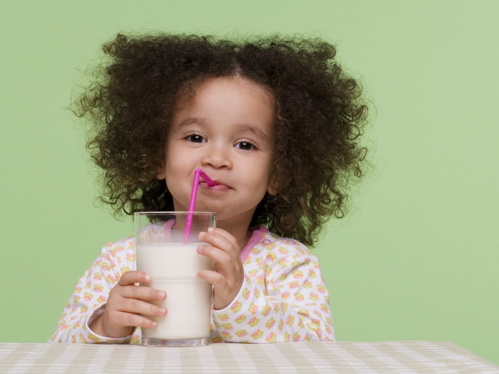 Девочка пьет молоко обои