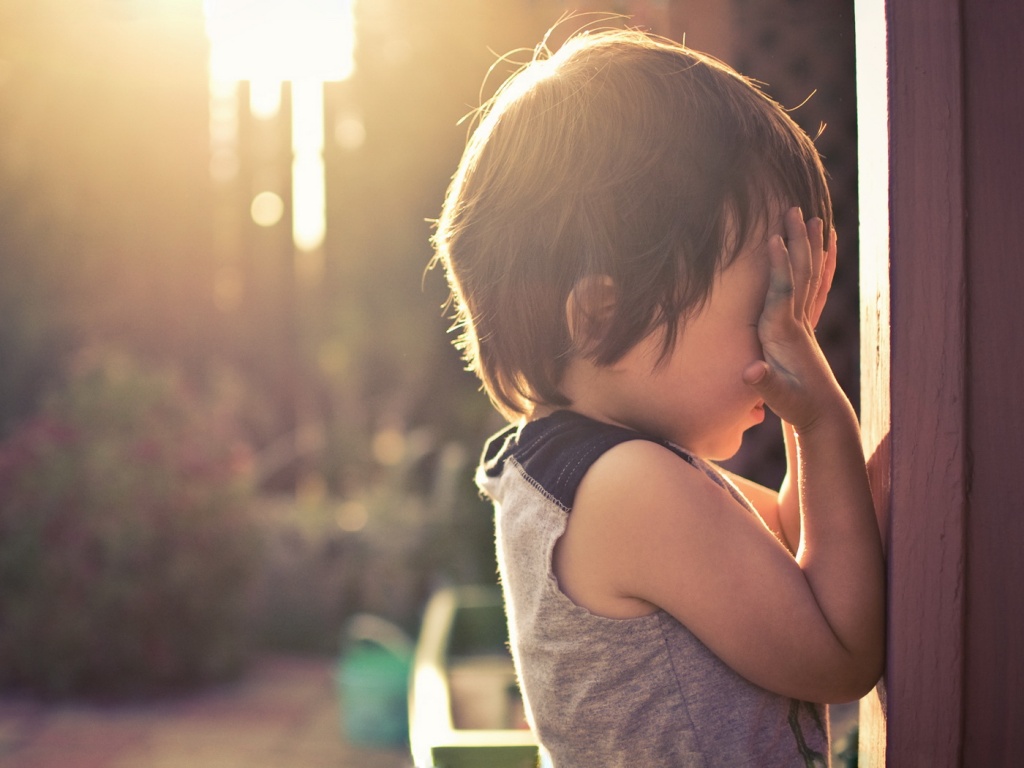 Малыш играет в прятки обои