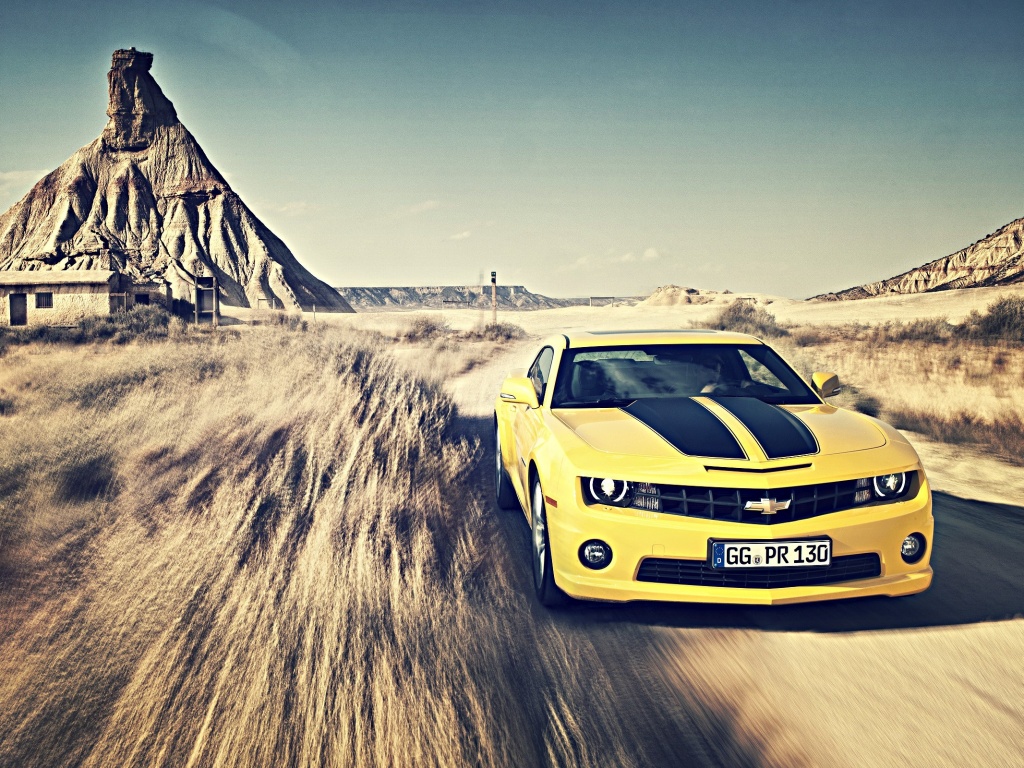 Камаро на пустынной дороге обои
