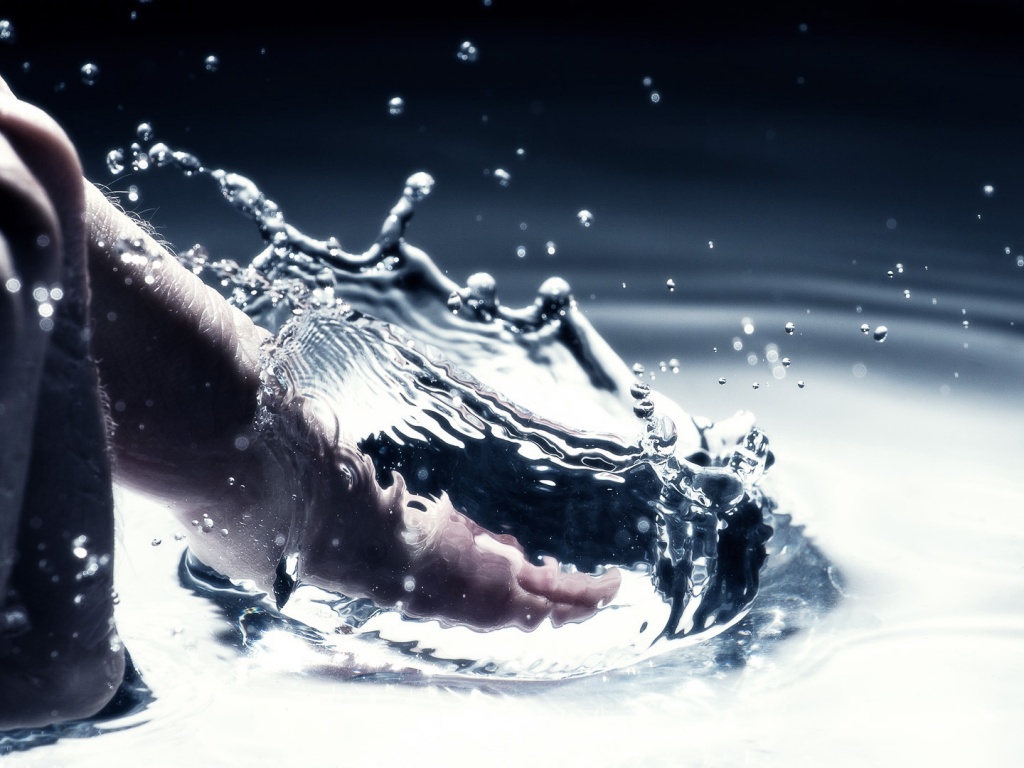 Палец в воде обои