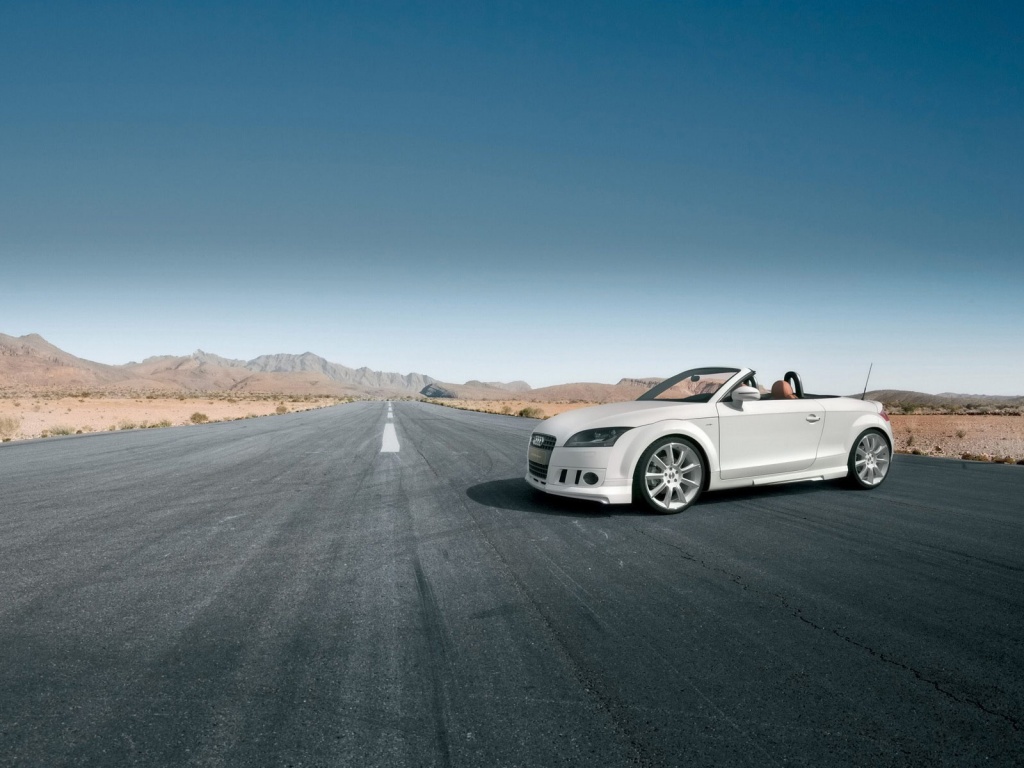 Кабриолет Ауди на пустынной дорге обои