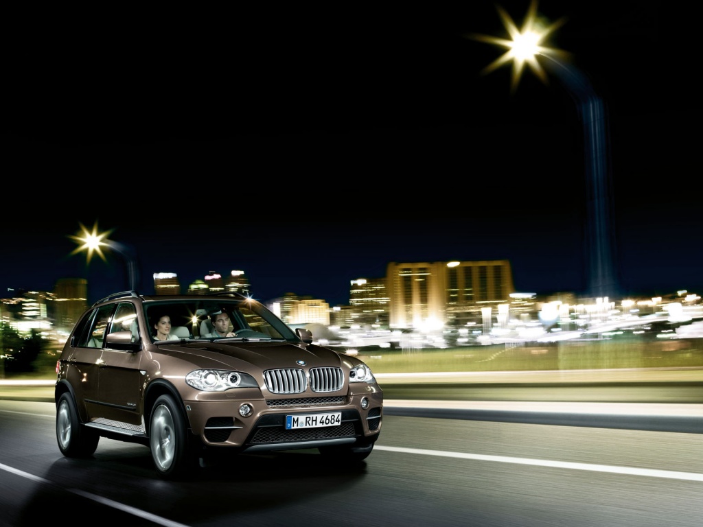 Пара в BMW X5 обои