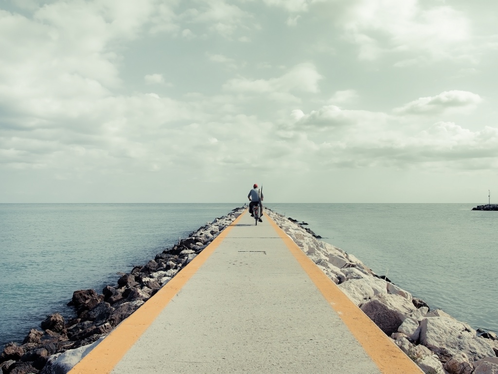 Велосепидист на волнорезе обои