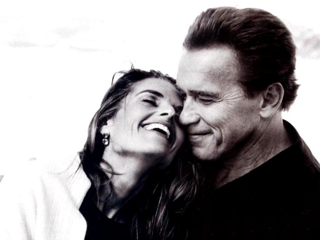 Арнольд Шварцнегер с девушкой обои