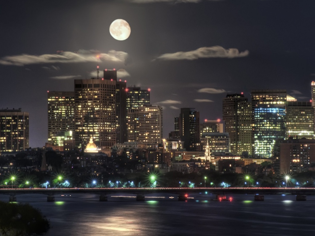 Луна над мегаполисом обои
