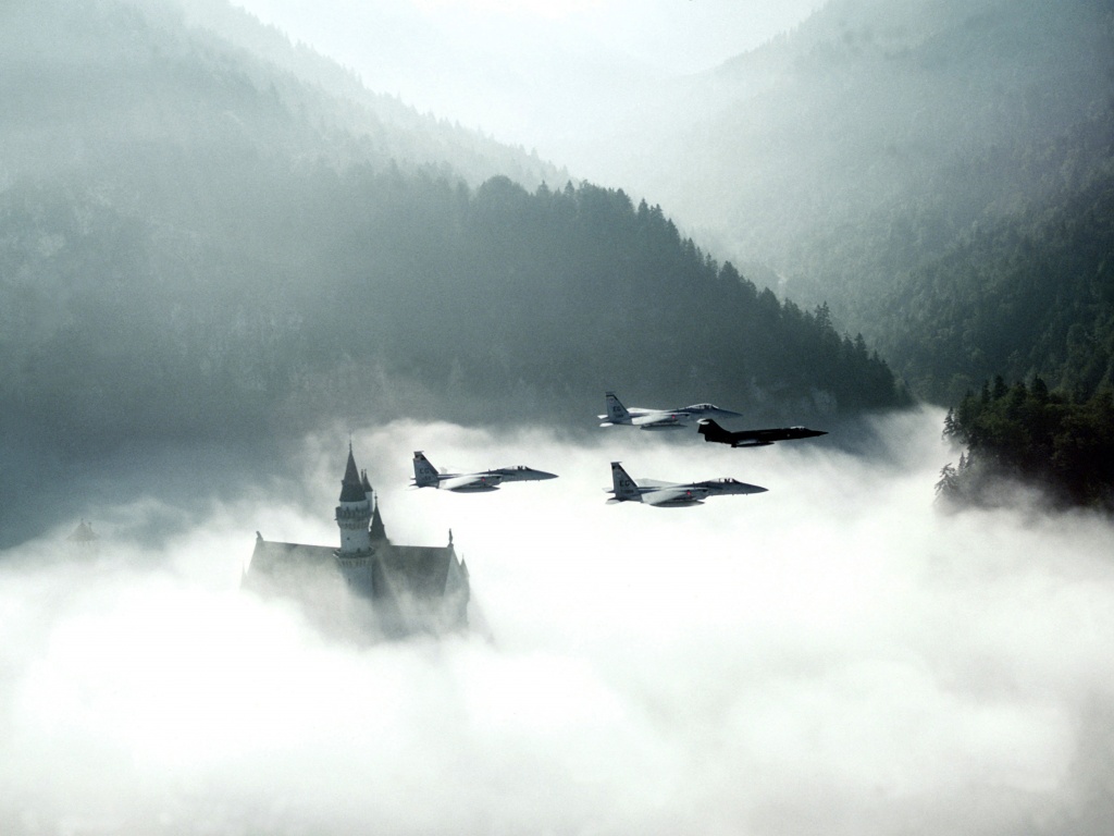 Истребители над замком обои