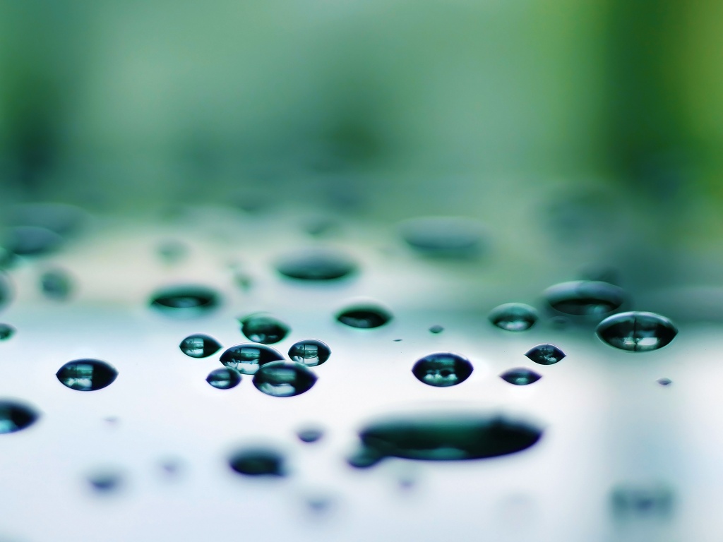 Темные капли на зеркальнйо поверхности обои