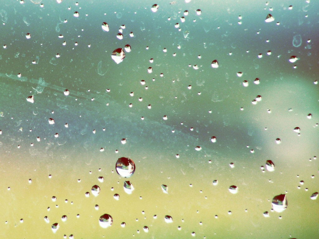 Капли на грязном стекле обои
